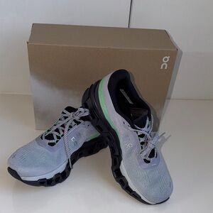 EUC ON Women's Cloudmonster 2 running shoes in Nimbus/Arctic colorway Size 9
